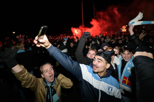 Malmö FF supportrar följer fotbollsmatchen i Allsvenskan