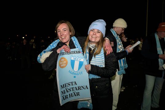 Malmö FF supportrar följer fotbollsmatchen i Allsvenskan