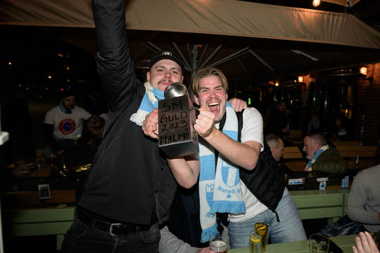 Malmö FF supportrar följer fotbollsmatchen i Allsvenskan