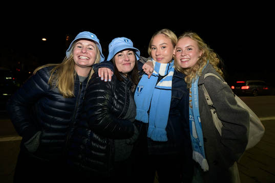 Malmö FF supportrar följer fotbollsmatchen i Allsvenskan