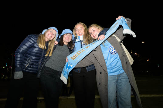 Malmö FF supportrar följer fotbollsmatchen i Allsvenskan