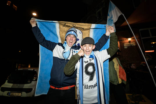 Malmö FF supportrar följer fotbollsmatchen i Allsvenskan