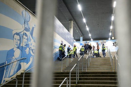 Vakter omhändertager supportrar