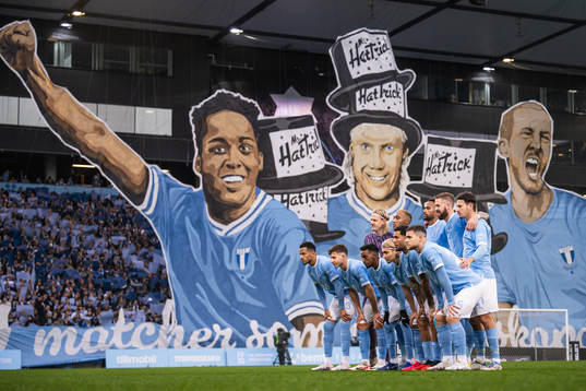 Malmö FFs startelva framför ett tifo fotbollsmatchen i