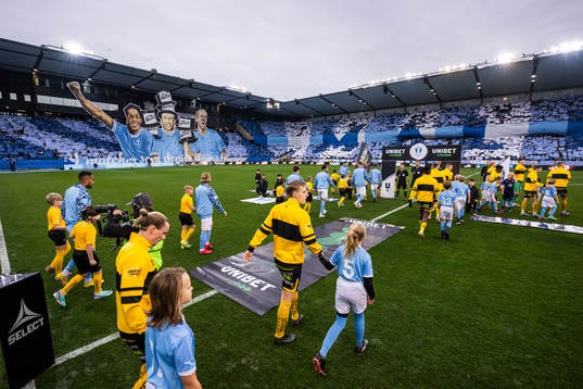 Spelarna gör entré fotbollsmatchen i Allsvenskan mellan