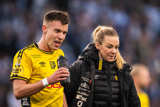 Elfsborgs Andri Fannar Baldursson och läkare Matilda
