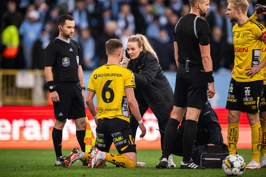 Elfsborgs Andri Fannar Baldursson och läkare Matilda