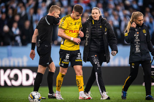 Elfsborgs Andri Fannar Baldursson och läkare Matilda