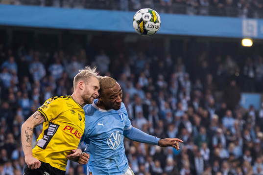 Malmö FFs Derek Cornelius i kollision med Elfsborgs Johan
