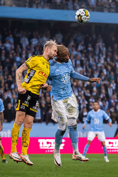 Malmö FFs Derek Cornelius i kollision med Elfsborgs Johan