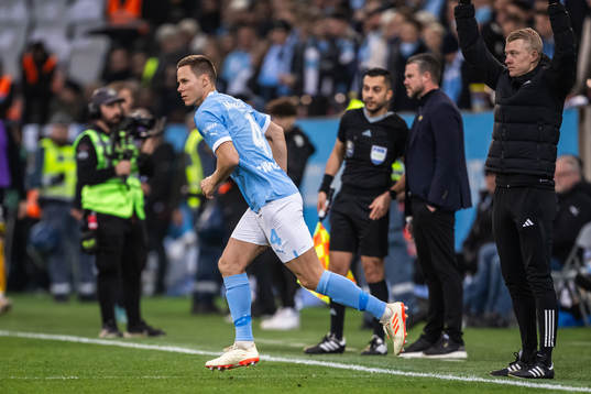 Malmö FFs Niklas Moisander byter med Martin Olsson (ej i