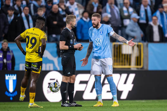 Domare Glenn Nyberg i samtal med Malmö FFs Pontus Jansson
