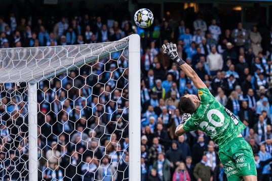 Elfsborgs målvakt Hakon Valdimarsson med räddning