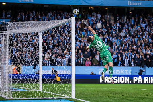 Elfsborgs målvakt Hakon Valdimarsson med räddning
