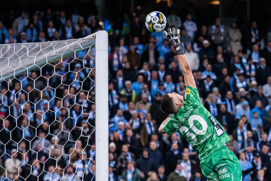 Elfsborgs målvakt Hakon Valdimarsson med räddning