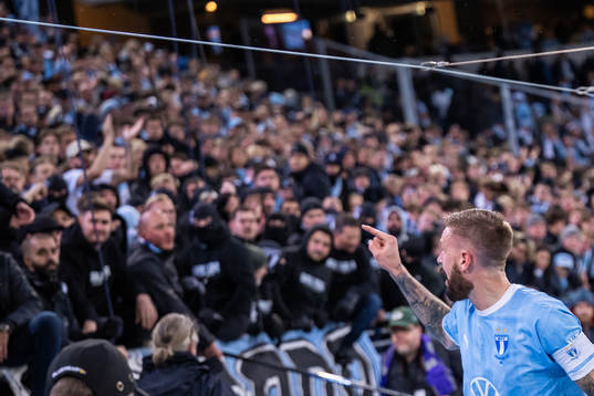 Malmö FFs Pontus Jansson i samtal med supportar