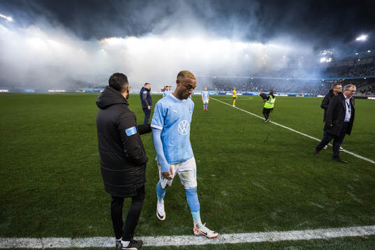 Malmö FFs Derek Cornelius lämnar plan