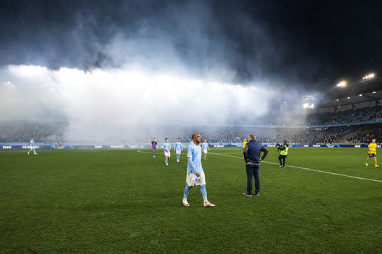 Malmö FFs Derek Cornelius lämnar plan
