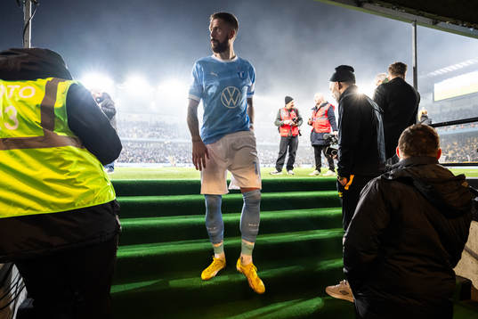 Malmö FFs Pontus Jansson lämnar plan