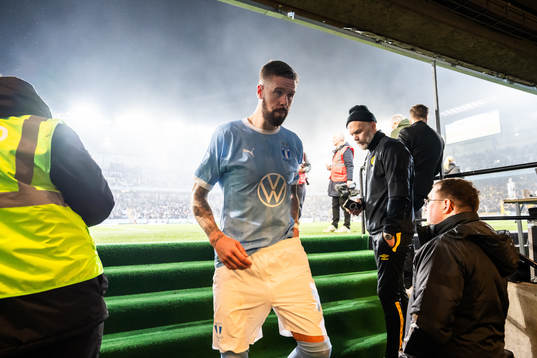 Malmö FFs Pontus Jansson lämnar plan