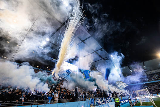 Malmö FFs supportar med ett halvtidstifo med pyroteknik