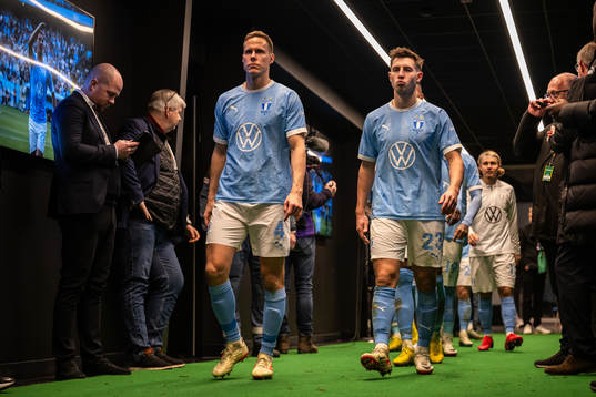 Malmö FFs Niklas Moisander och Lasse Berg Johnsen går in