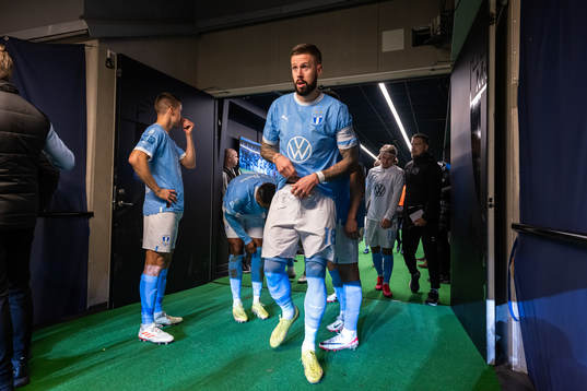 Malmö FFs Pontus Jansson går in på plan