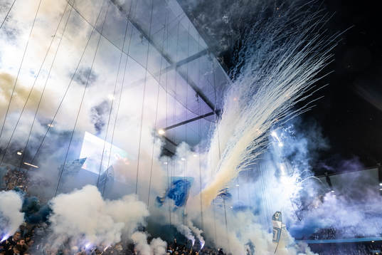 Malmö FFs supportar med ett halvtidstifo med pyroteknik