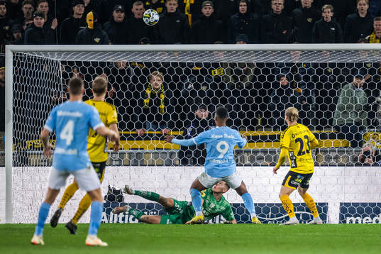 Malmö FFs Isaac Kiese Thelin och Elfsborgs målvakt Hakon