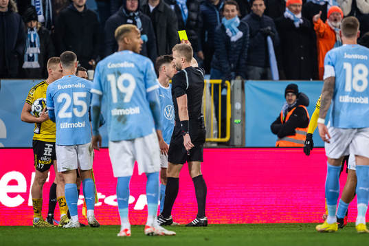 Malmö FFs Lasse Berg Johnsen tilldelas en varning från