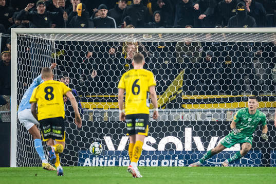 Malmö FFs Isaac Kiese Thelin gör 1-0 bakom Elfsborgs
