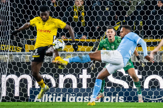 Elfsborgs målvakt Hakon Valdimarsson, Ibrahim Buhari och