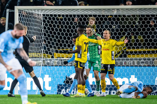 Elfsborgs målvakt Hakon Valdimarsson, Ibrahim Buhari och