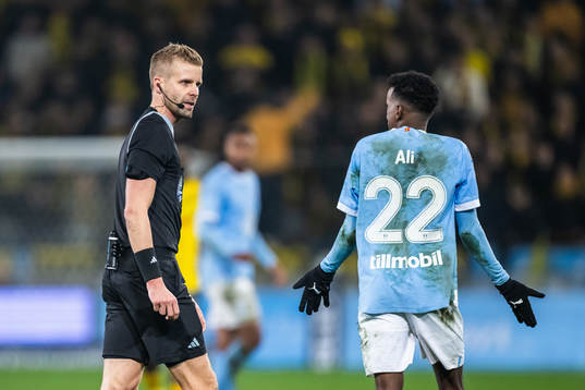 Domare Glenn Nyberg och Malmö FFs Taha Ali