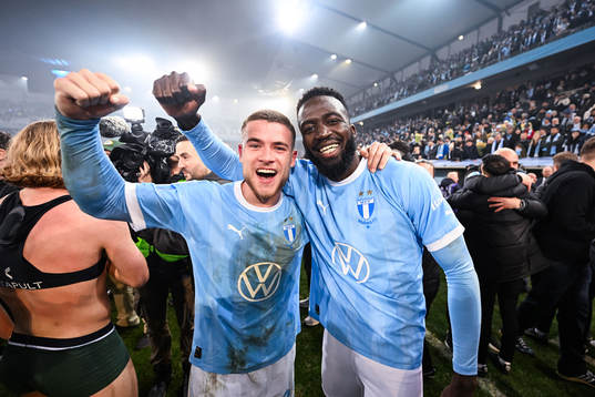 Malmö FFs Gabriel Busanello och Mahame Siby jublar över