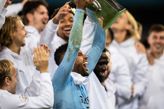 Malmö FFs Isaac Kiese Thelin lyfter Lennart Johanssons