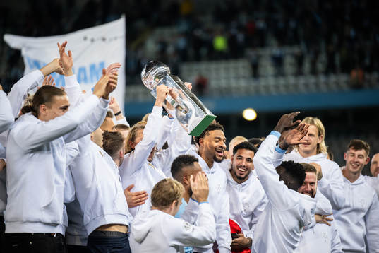 X231112 Malmö FFs spelare lyfter Lennart Johanssons pokal