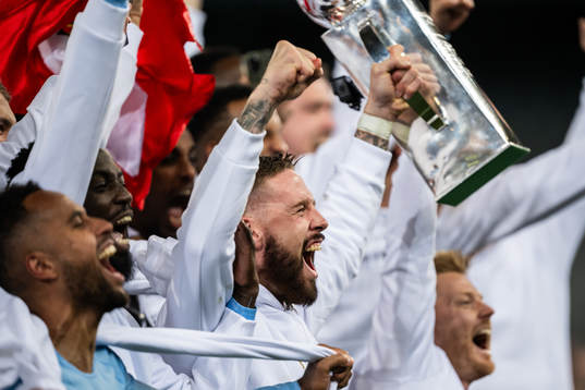 Malmö FFs Pontus Jansson lyfter Lennart Johanssons pokal