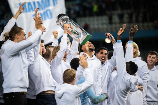 Malmö FFs spelare lyfter Lennart Johanssons pokal och