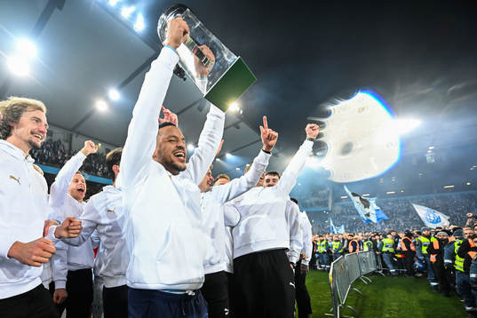 Malmö FFs Martin Olsson lyfter Lennart Johanssons pokal