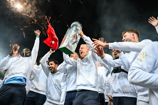 Malmö FFs spelare lyfter Lennart Johanssons pokal och