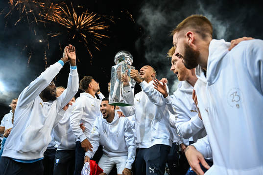 Malmö FFs spelare lyfter Lennart Johanssons pokal och