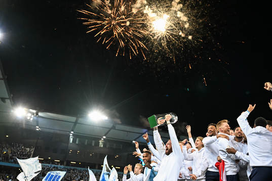 Malmö FFs Pontus Jansson lyfter Lennart Johanssons pokal