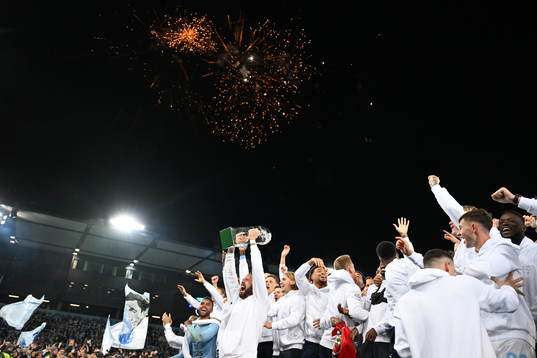 Malmö FFs Pontus Jansson lyfter Lennart Johanssons pokal