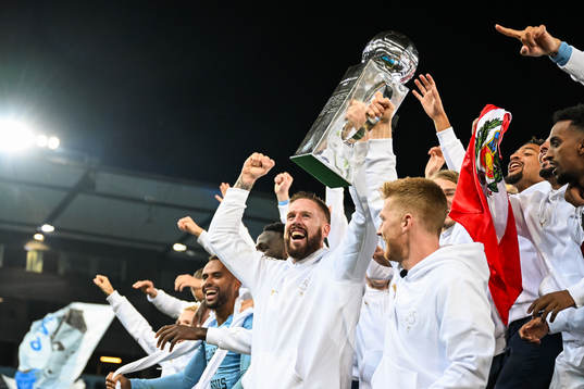 Malmö FFs Pontus Jansson lyfter Lennart Johanssons pokal
