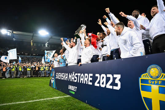 Malmö FFs Pontus Jansson och Anders Christiansen lyfter