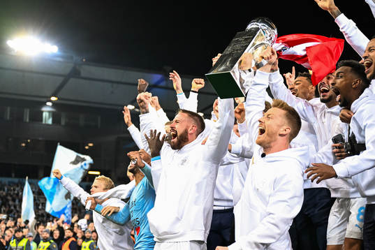 Malmö FFs Pontus Jansson och Anders Christiansen lyfter