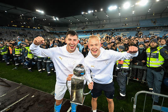 Malmö FFs Lasse Berg Johnsen och Otto Rosengren lyfter