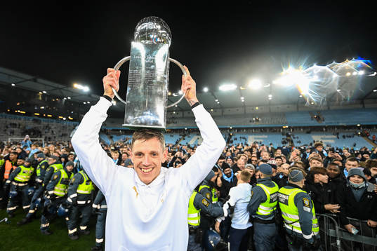 Malmö FFs Søren Rieks lyfter Lennart Johanssons pokal och