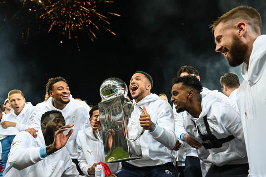 Malmö FFs Martin Olsson lyfter Lennart Johanssons pokal